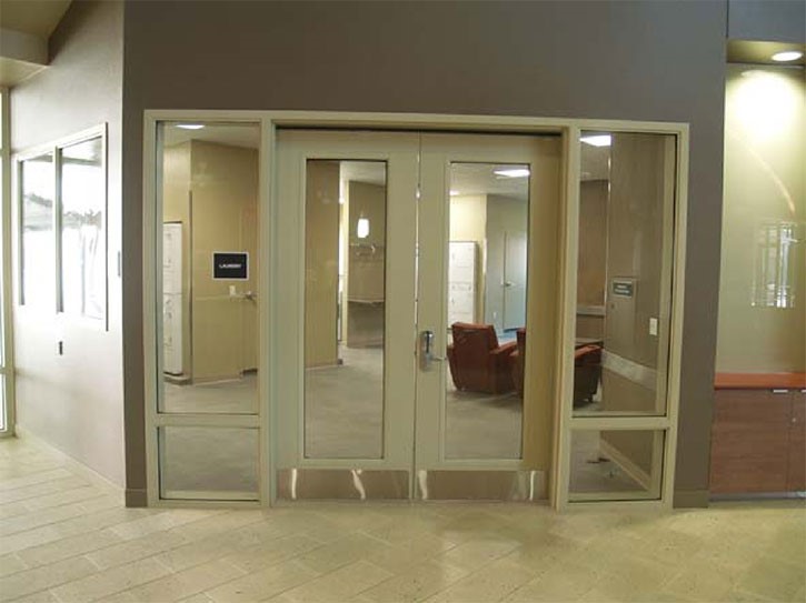 Какие виды оборудования подходят для установки на металлических дверях