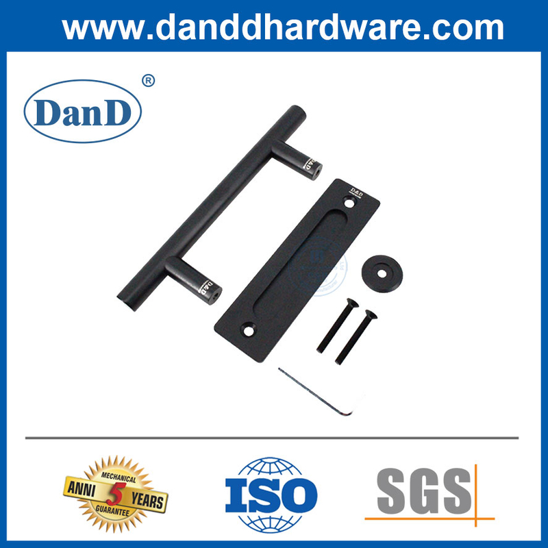 Дверь открытого сарая