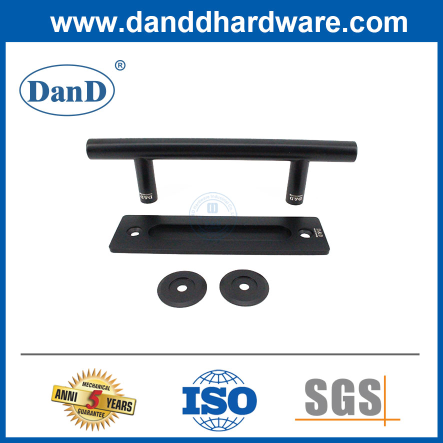 Дверь открытого сарая